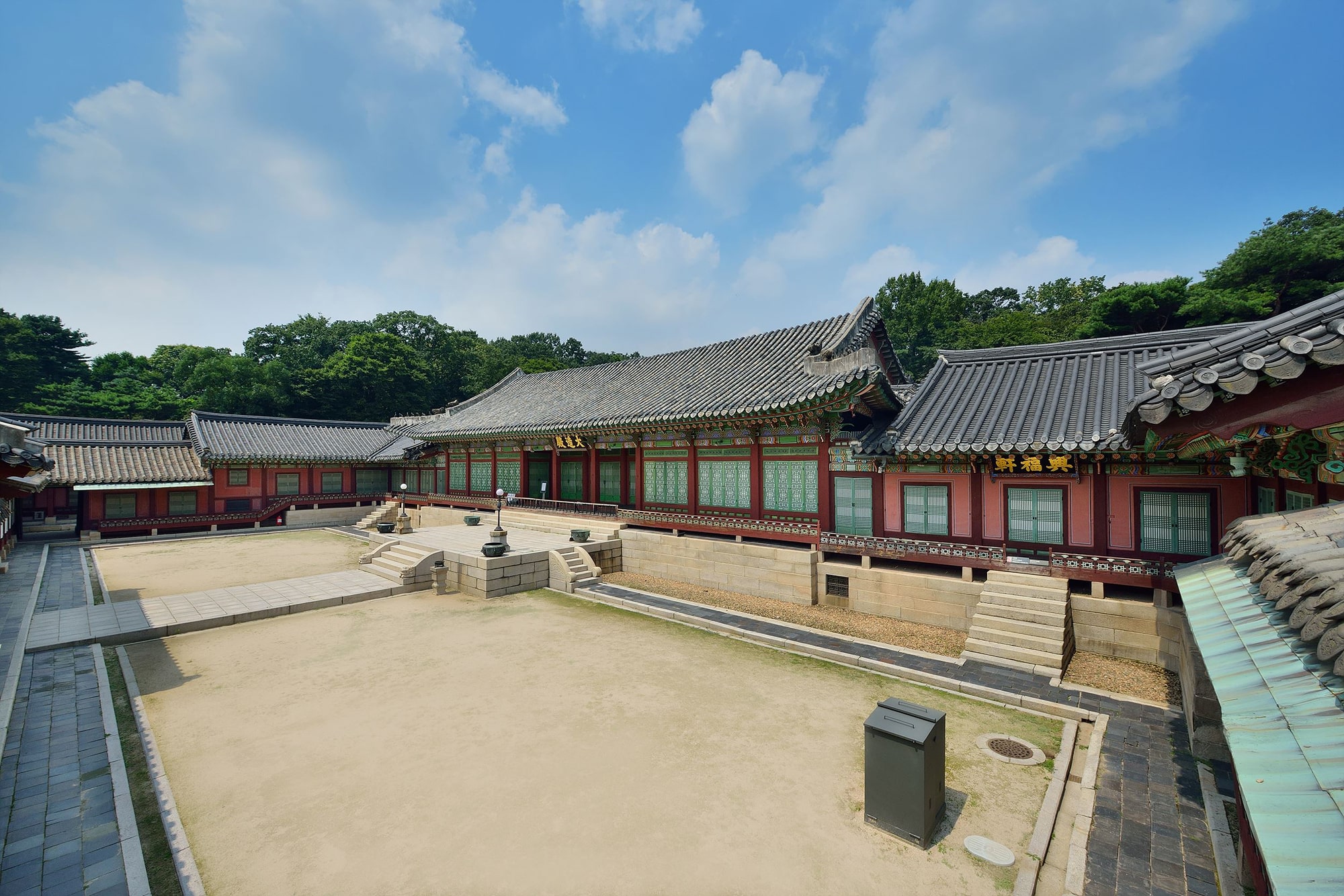 Daejojeon Roof and Queen's Quarters