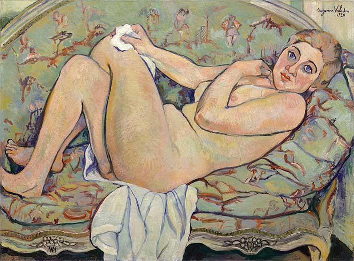 누워 있는 여성