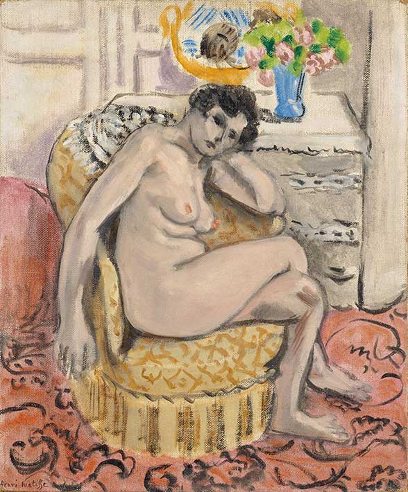 팔걸이가 있는 의자에 앉은 여성