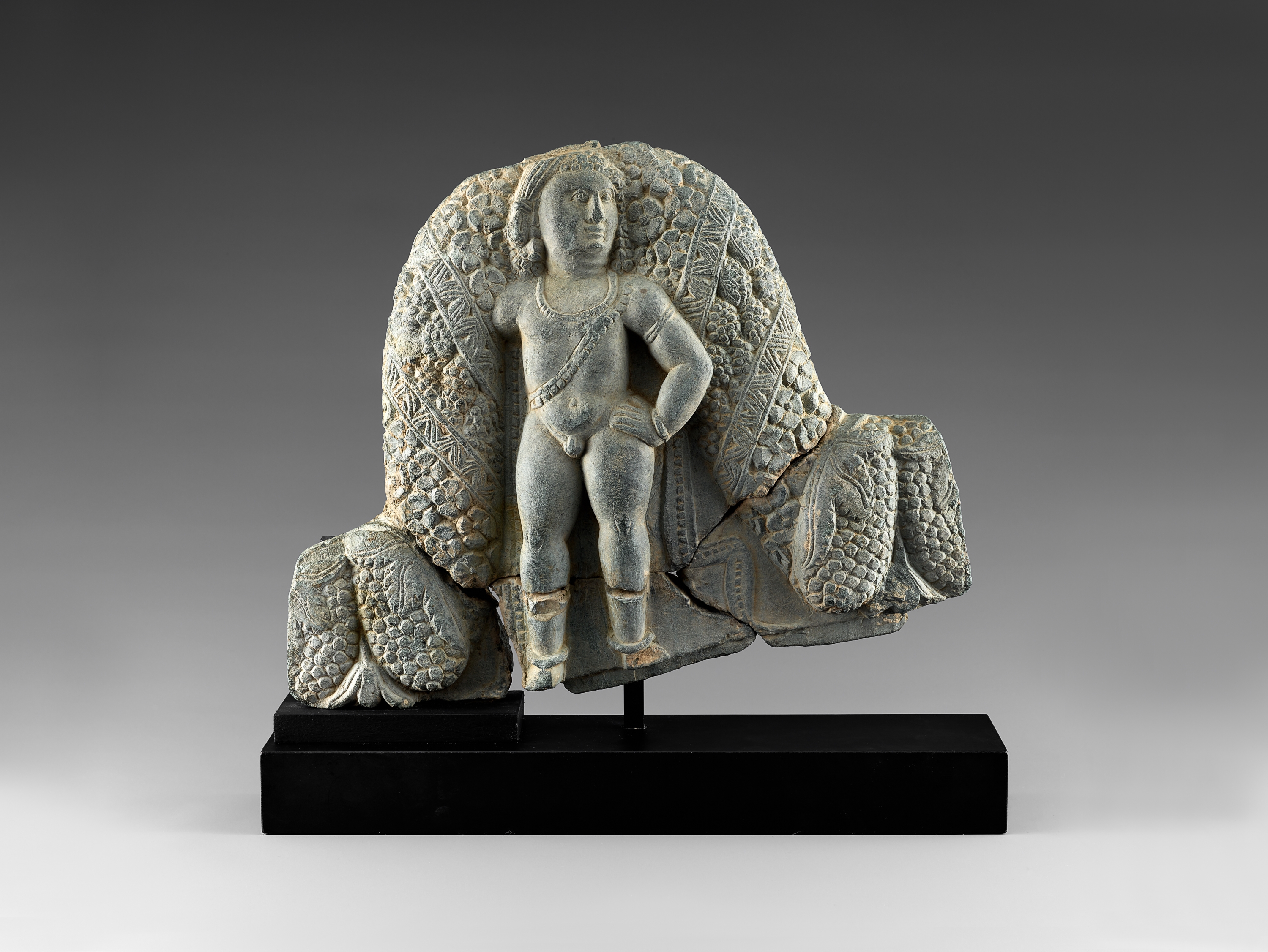 꽃줄을 든 동자