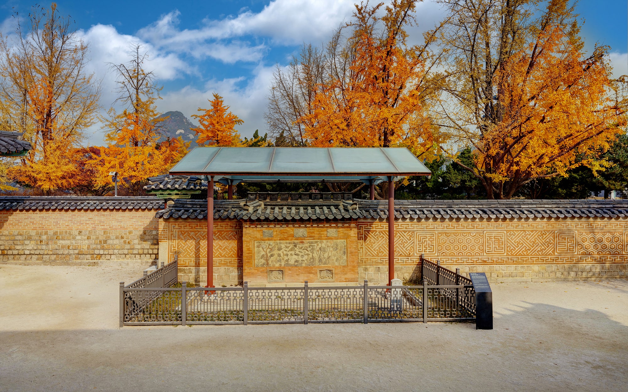 Chimney with Ten Symbols of Longevity and Flower Wall at Jagyeongjeon Hall