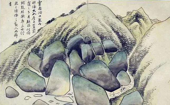 큰 바위 너머로 산과 작은 인물이 보이는 강세황의 영통동구도