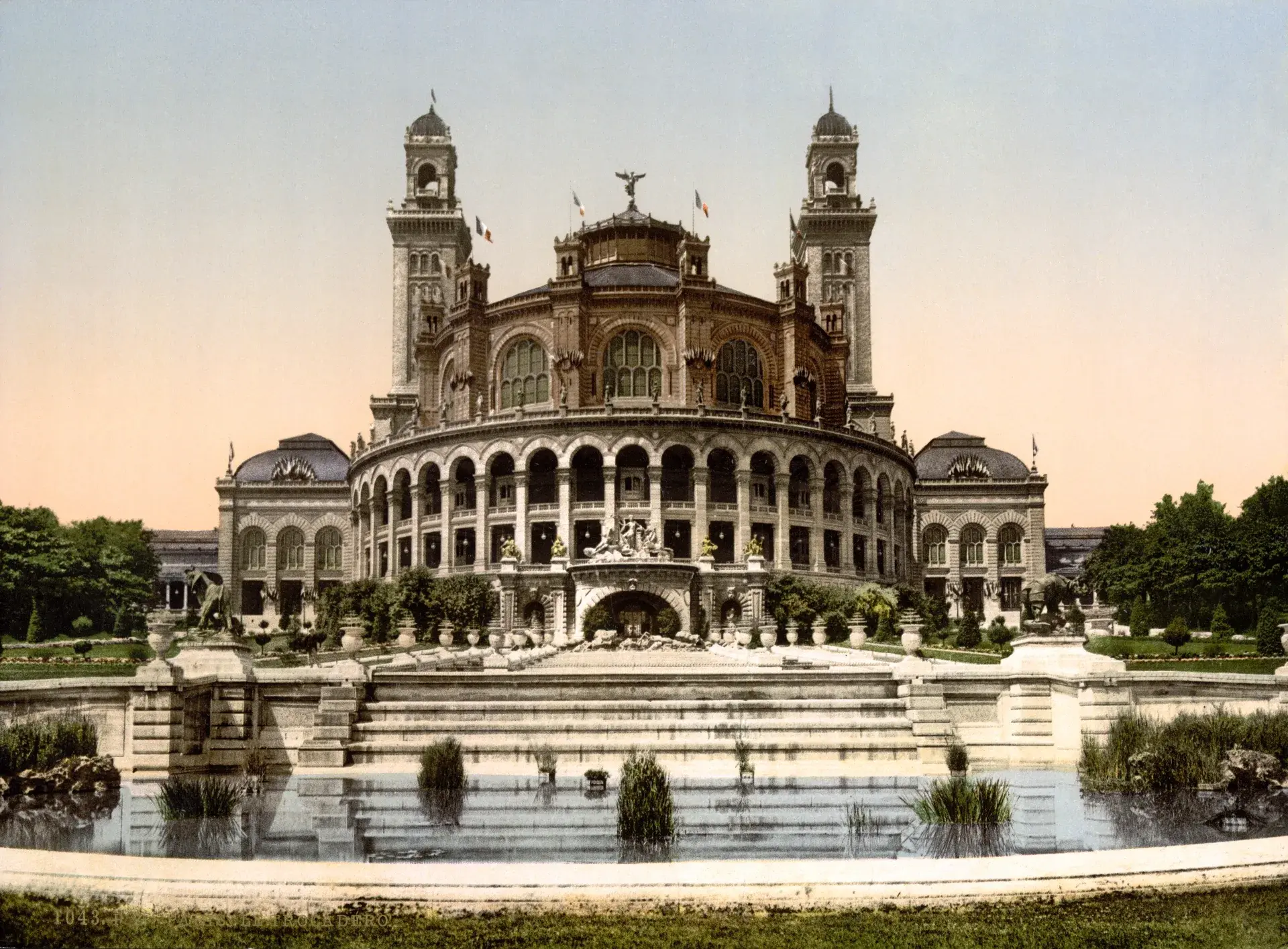 The_Trocadero,_Exposition_Universal,_1900,_Paris,_France.webp